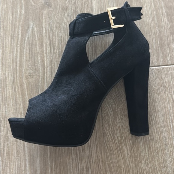 NEW! TOP Moda Black Peep Toe Heels with Gold Buckle - Picture 1 of 5